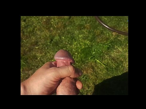 ❤️ Vroča lepotica dobi svojo rožnato pičko, ki jo jebe, in se zraven cmeri s curkom na poletnem vrtu ❌ Fuck video na porno sl.teenactivewear.ru ❌️